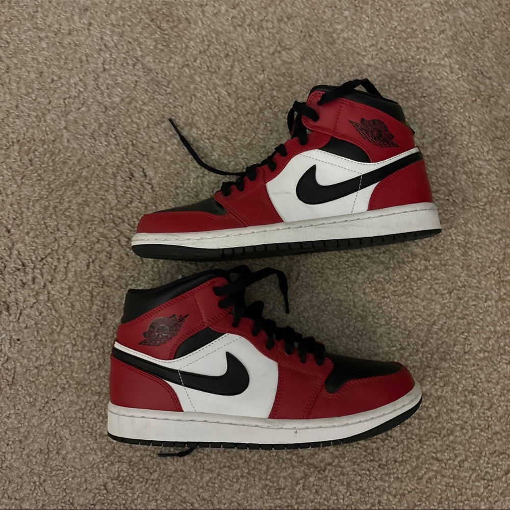 Chicago black toe jordan 1 
size 7